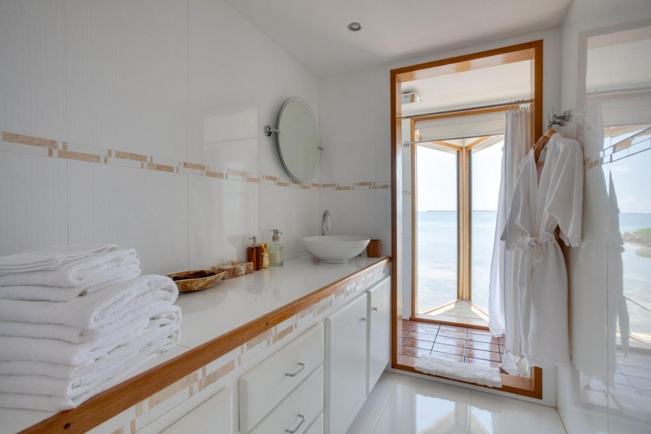 Royal Belize Hotel Thatch Caye ภายนอก รูปภาพ